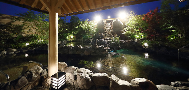 御休み処からみた露天大浴場夜景
