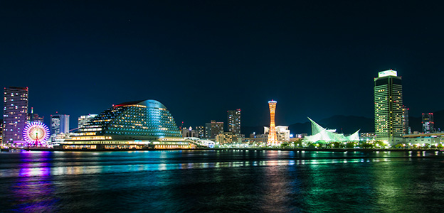 白銀に輝く神戸ハーバーランドの夜景