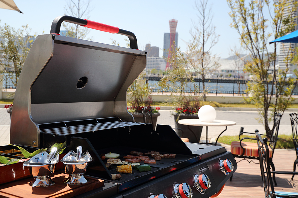 プールサイドでBBQピクニック